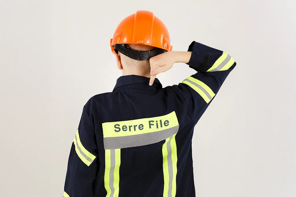 Guide-file vu de dos en tenue de sécurité avec casque et gilet réfléchissant