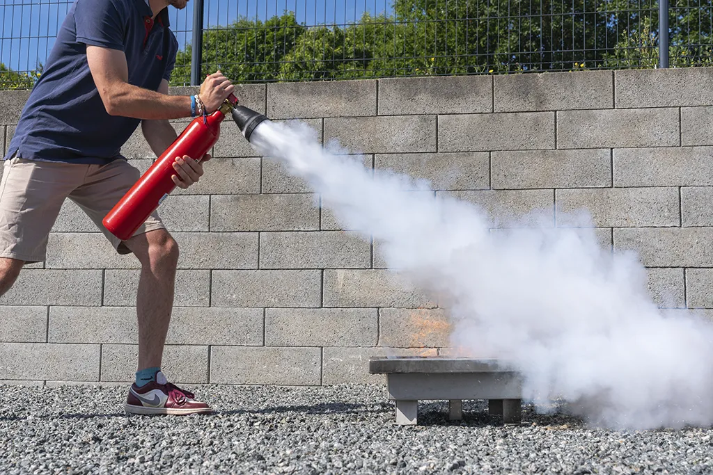 Formation incendie : utilisation d’un extincteur sur feu réel