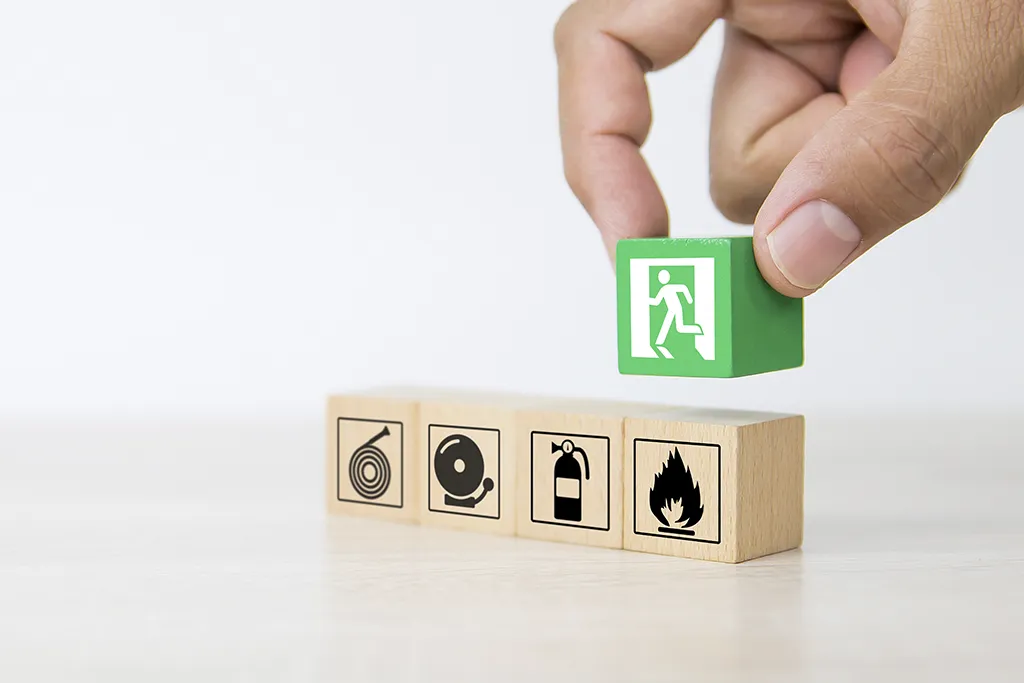 Blocs en bois avec pictogrammes extincteur, alarme, feu et issue de secours