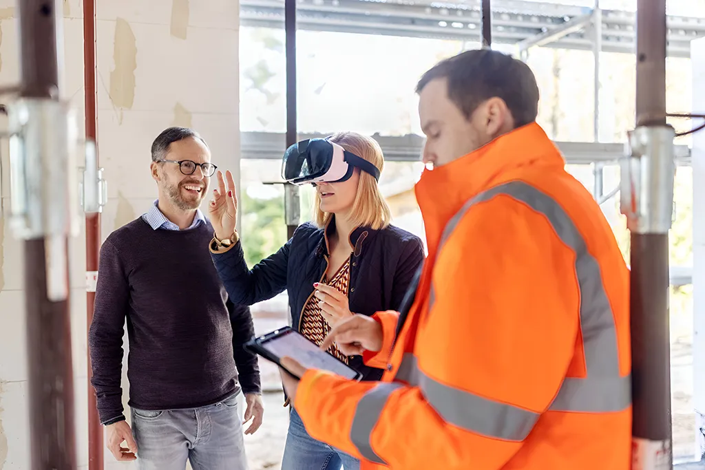 Salariée portant un casque de réalité virtuelle lors d’une formation immersive en sécurité incendie