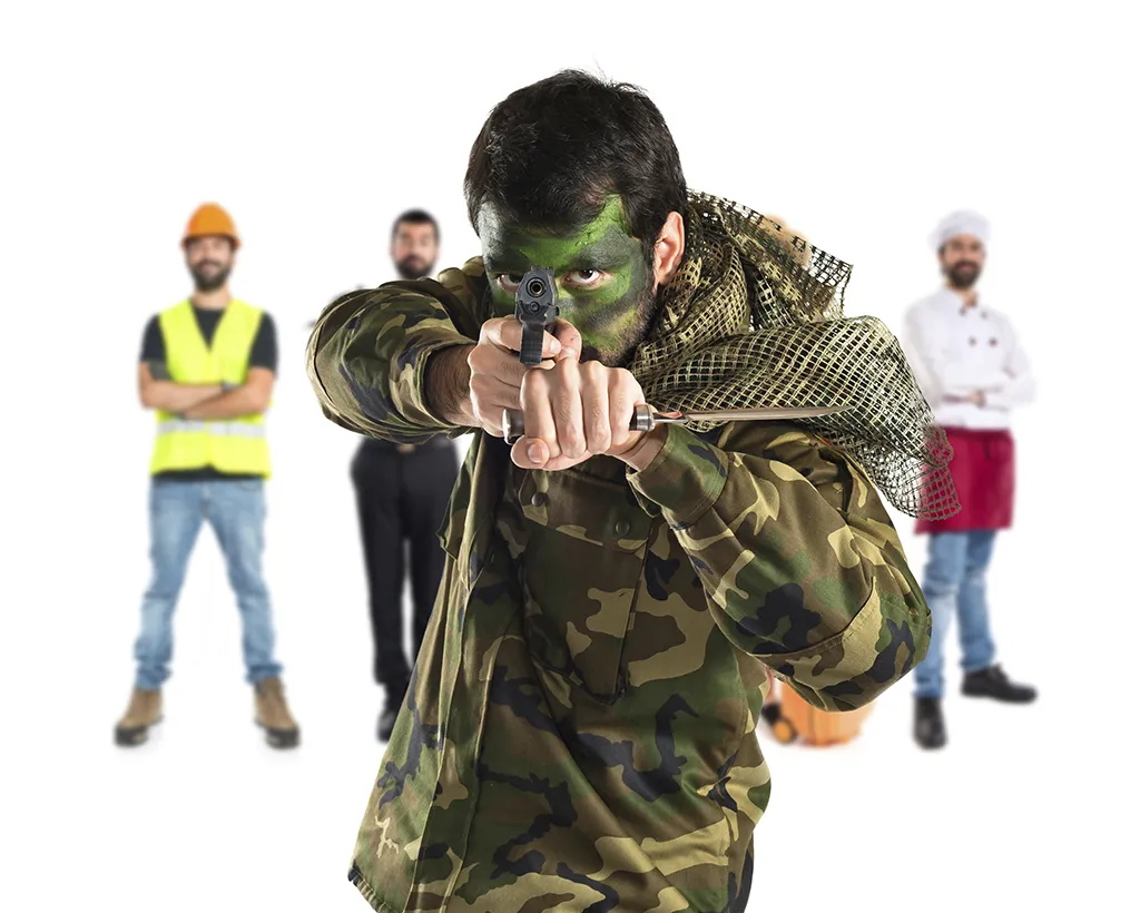 Homme en tenue militaire menaçant avec une arme de poing
