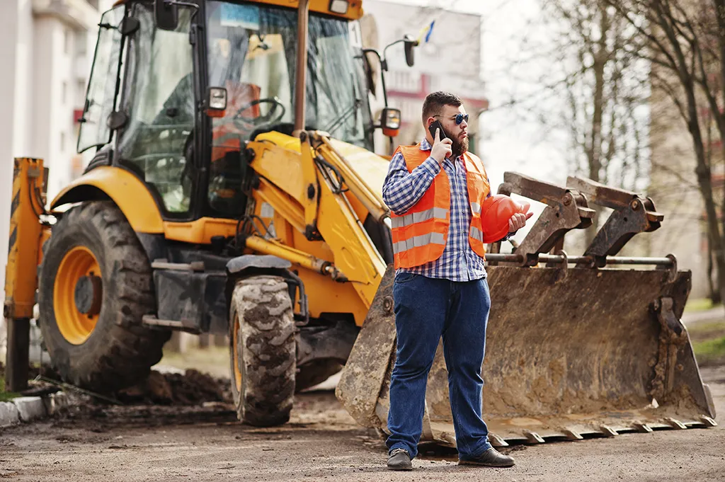 Chef de chantier en gilet fluorescent organisant la sécurité et le suivi d’un chantier BTP